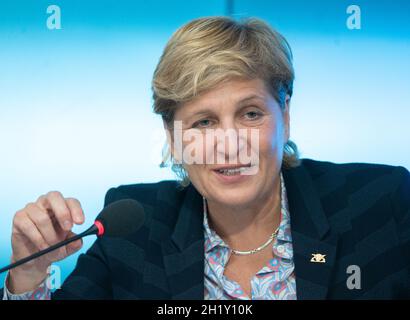 Stuttgart, Deutschland. Oktober 2021. Nicole Razavi (CDU), baden-württembergische Ministerin für Wohnen und Landesentwicklung, spricht auf einer Regierungspressekonferenz im landtag. Ein Thema ist das Kompetenzzentrum Wohnen BW - Prämienkatalog für Kommunen. Quelle: Bernd Weißbrod/dpa/Alamy Live News Stockfoto