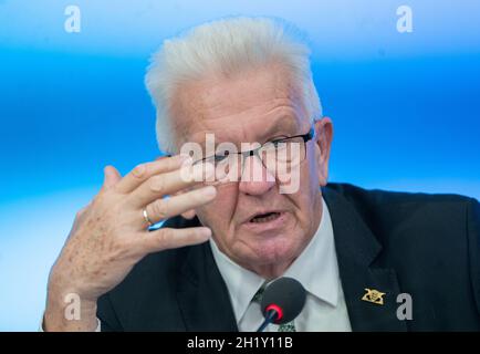 Stuttgart, Deutschland. Oktober 2021. Winfried Kretschmann (Bündnis 90/die Grünen), Ministerpräsident von Baden-Württemberg, spricht auf einer Regierungspressekonferenz im landtag. Eines der Themen ist das Kompetenzzentrum Wohnen BW - Prämienkatalog für Kommunen. Quelle: Bernd Weißbrod/dpa/Alamy Live News Stockfoto