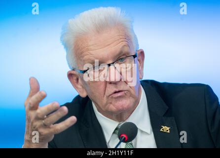 Stuttgart, Deutschland. Oktober 2021. Winfried Kretschmann (Bündnis 90/die Grünen), Ministerpräsident von Baden-Württemberg, spricht auf einer Regierungspressekonferenz im landtag. Eines der Themen ist das Kompetenzzentrum Wohnen BW - Prämienkatalog für Kommunen. Quelle: Bernd Weißbrod/dpa/Alamy Live News Stockfoto