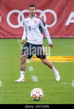 München, Deutschland. Oktober 2021. Fußball: Champions League, Benfica Lissabon - FC Bayern, Gruppenphase, Abschlusstraining FC Bayern auf dem Trainingsgelände in der Säbener Straße. Lucas Hernandez in Aktion. Quelle: Sven Hoppe/dpa/Alamy Live News Stockfoto