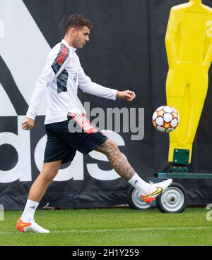 München, Deutschland. Oktober 2021. Fußball: Champions League, Benfica Lissabon - FC Bayern, Gruppenphase, Abschlusstraining FC Bayern auf dem Trainingsgelände in der Säbener Straße. Lucas Hernandez in Aktion. Quelle: Sven Hoppe/dpa/Alamy Live News Stockfoto