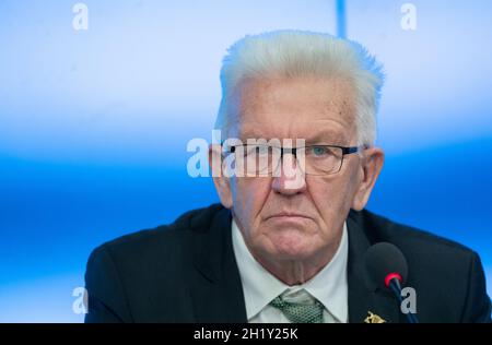 Stuttgart, Deutschland. Oktober 2021. Winfried Kretschmann (Bündnis 90/die Grünen), Ministerpräsident von Baden-Württemberg, folgt der Regierungspressekonferenz im landtag. Ein Thema ist das Kompetenzzentrum Wohnen BW - Prämienkatalog für Kommunen. Quelle: Bernd Weißbrod/dpa/Alamy Live News Stockfoto