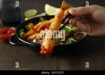 Сoncept von schmackhaftem Essen mit frittierten Garnelen, Nahaufnahme Stockfoto