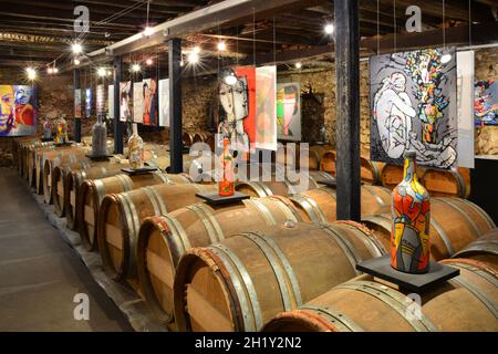 GIRONDE (33) SAUTERNES. CHATEAU GRAVAS. DAS WEINGUT IST AUCH EINE KUNSTGALERIE. HIER EINE AUSSTELLUNG DES DEUTSCHEN KÜNSTLERS PAUL FLICKINGER. Stockfoto