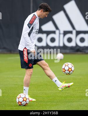 München, Deutschland. Oktober 2021. Fußball: Champions League, Benfica Lissabon - FC Bayern, Gruppenphase, Abschlusstraining FC Bayern auf dem Trainingsgelände in der Säbener Straße. Robert Lewandowski in Aktion. Quelle: Sven Hoppe/dpa/Alamy Live News Stockfoto