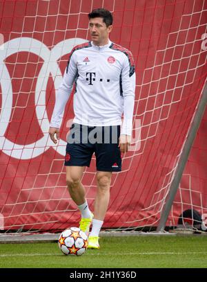 München, Deutschland. Oktober 2021. Fußball: Champions League, Benfica Lissabon - FC Bayern, Gruppenphase, Abschlusstraining FC Bayern auf dem Trainingsgelände in der Säbener Straße. Robert Lewandowski in Aktion. Quelle: Sven Hoppe/dpa/Alamy Live News Stockfoto