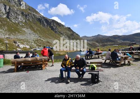 Der Gotthard Pass oder St. Gotthard Pass 2021 Personen Picknick Essen Mittagessen Stockfoto