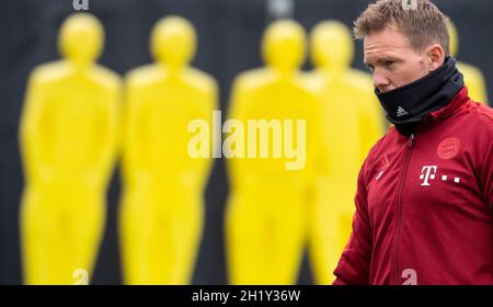 München, Deutschland. Oktober 2021. Fußball: Champions League, Benfica Lissabon - FC Bayern, Gruppenphase, Abschlusstraining FC Bayern auf dem Trainingsgelände in der Säbener Straße. Trainer Julian Nagelsmann. Quelle: Sven Hoppe/dpa/Alamy Live News Stockfoto