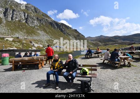 Der Gotthard Pass oder St. Gotthard Pass 2021 Personen Picknick Essen Mittagessen Stockfoto