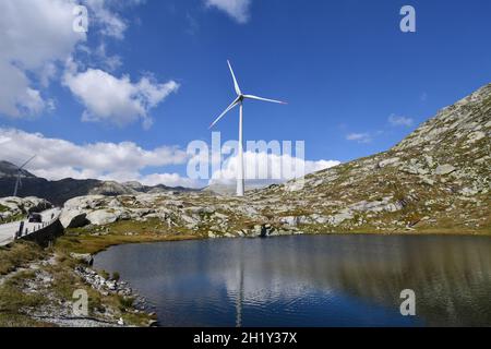 Windturbine auf dem Gotthard- oder St. Gotthard-Pass 2021. Erneuerbare Energie Turbinen Strom Stockfoto