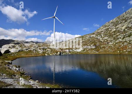 Windturbine auf dem Gotthard- oder St. Gotthard-Pass 2021. Erneuerbare Energie Turbinen Strom Stockfoto