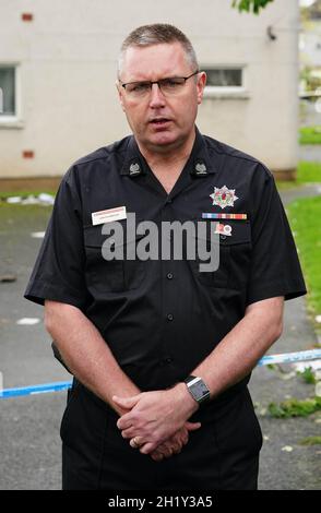 Ian McMeekin, Kommandant des schottischen Feuerwehr- und Rettungsdienstes, spricht mit den Medien über den Vorfall im Gorse Park, Kincaidston, bei dem am Montag nach einer großen Explosion in einem Haus zwei Erwachsene und zwei Kinder ins Krankenhaus gebracht wurden. Bilddatum: Dienstag, 19. Oktober 2021. Stockfoto