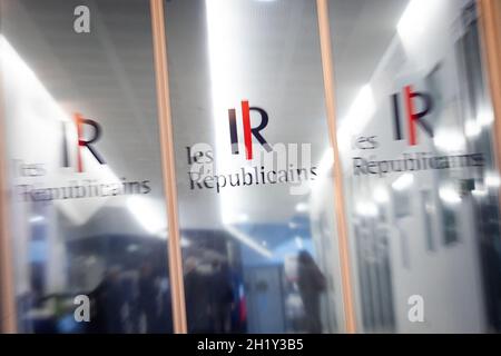 Paris, Frankreich. Oktober 2021. Eine Ansicht des Hauptquartiers der rechten Partei Les Republicains in Paris, Frankreich, nachdem die sechs Kandidaten für die französischen Präsidentschaftswahlen 2022 ihre Kandidatur vor dem Kongress, der den von der Partei unterstützten Kandidaten bestimmen wird, am 19. Oktober 2021 eingereicht haben. Foto von Mylen Deroche/ABACAPRESS.COM Quelle: Abaca Press/Alamy Live News Stockfoto