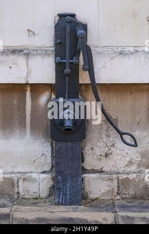 Alte gusseiserne Handwasserpumpe in London, England, Vereinigtes Königreich, Vereinigtes Königreich Stockfoto