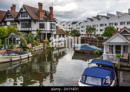 Häuser und Wohnungen neben Marlow Lock an der Themse in Marlow, Buckinghamshire, England. Stockfoto