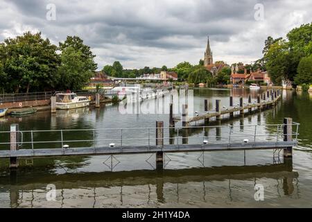 Blick auf die Themse in Richtung Marlow von Marlow Lock, Buckinghamshire, mit dem Wehr, der Hängebrücke und der Allerheiligen-Kirche im Hintergrund. Stockfoto