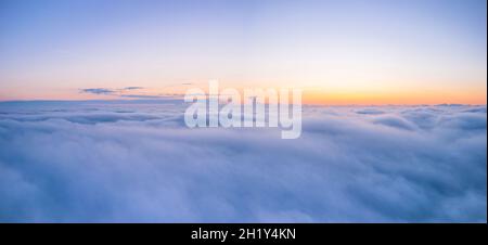 Panorama von Dawn über dem Nebel von einer Drohne, Devon, England, Europa Stockfoto