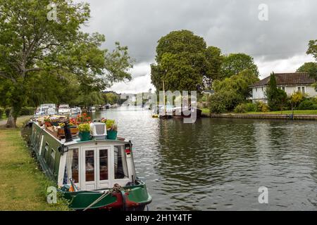 Hausboote liessen sich am Ufer der Themse in der Nähe von Henley-on-Thames in Oxfordshire, England, festmachen. Stockfoto