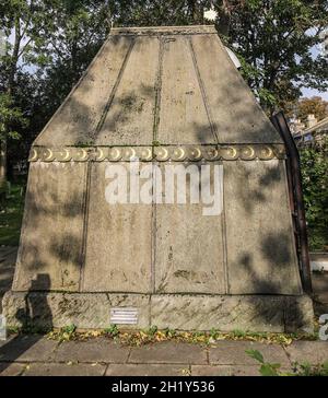 London UK 19 October 2021 seine Ruhestätte hat eine höchst ungewöhnliche Hommage an seine Frau, die ihn auf seinen Reisen begleitet hat. Ein Mausoleum in der Form des Beduinenzeltes, in dem sie so viel Zeit verbracht hatten, als sie um den Nahen Osten reisten, und es hat eine Leiter, die hinauf klettern und hinein schauen kann. Mit den Särgen von Sir und Lady Burton, wie man es erwarten würde, aber dann sieht man syrische Laternen auf dem Boden sitzen und Kamelglocken von der Decke hängen. Der prunkvolle Sarg enthält Sir Richard, mit dem plainer Sarg für seine Frau. Paul Quezada-Neiman/Alamy Live News Stockfoto