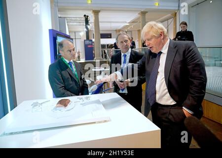 Premierminister Boris Johnson besucht den Rolls Royce Stand in der Innovationszone des Global Investment Summit im Science Museum, London. Bilddatum: Dienstag, 19. Oktober 2021. Stockfoto