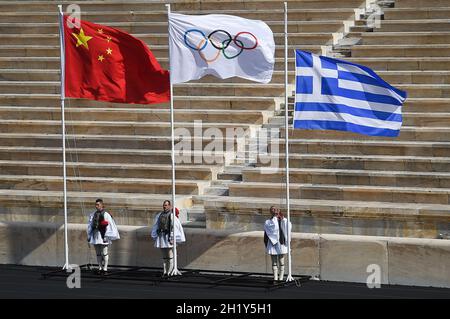 Athen, Griechenland. Oktober 2021. Die griechische Flagge (r-l) wird während der Zeremonie zur Übergabe der Flamme für die Olympischen Winterspiele 2022 im Panathenaic-Stadion abgeschlagen, daneben die olympische Flagge und die Flagge Chinas. Die Olympischen Winterspiele werden vom 4. Bis 20. Februar 2022 in Peking stattfinden. Quelle: Angelos Tzortzinis/DPA/Alamy Live News Stockfoto