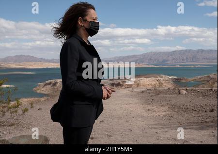 Boulder City, Usa. Oktober 2021. US-Vizepräsidentin Kamala Harris besucht den Aussichtspunkt bei Sonnenuntergang, während er am Montag, den 18. Oktober 2021, den Lake Mead in Boulder City, Nevada, USA, besichtigt. Harris plädert für Investitionen in die Widerstandsfähigkeit des Klimas durch die Verabschiedung der Build Back Better Agenda und des überparteilichen Infrastrukturdeals und betont, dass Wasserknappheit sich auf die Landwirte, die Nahrungsmittelversorgung und die Wirtschaft auswirken kann. Fotograf: Bridget Bennett/Pool/Sipa USA Kredit: SIPA USA/Alamy Live News Stockfoto