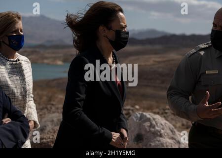 Boulder City, Usa. Oktober 2021. US-Vizepräsidentin Kamala Harris besucht den Aussichtspunkt bei Sonnenuntergang, während er am Montag, den 18. Oktober 2021, den Lake Mead in Boulder City, Nevada, USA, besichtigt. Harris plädert für Investitionen in die Widerstandsfähigkeit des Klimas durch die Verabschiedung der Build Back Better Agenda und des überparteilichen Infrastrukturdeals und betont, dass Wasserknappheit sich auf die Landwirte, die Nahrungsmittelversorgung und die Wirtschaft auswirken kann. Fotograf: Bridget Bennett/Pool/Sipa USA Kredit: SIPA USA/Alamy Live News Stockfoto