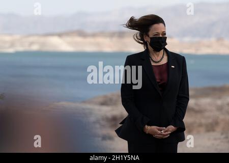 Boulder City, Usa. Oktober 2021. US-Vizepräsidentin Kamala Harris besucht den Aussichtspunkt bei Sonnenuntergang, während er am Montag, den 18. Oktober 2021, den Lake Mead in Boulder City, Nevada, USA, besichtigt. Harris plädert für Investitionen in die Widerstandsfähigkeit des Klimas durch die Verabschiedung der Build Back Better Agenda und des überparteilichen Infrastrukturdeals und betont, dass Wasserknappheit sich auf die Landwirte, die Nahrungsmittelversorgung und die Wirtschaft auswirken kann. Fotograf: Bridget Bennett/Pool/Sipa USA Kredit: SIPA USA/Alamy Live News Stockfoto