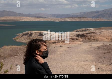 Boulder City, Usa. Oktober 2021. US-Vizepräsidentin Kamala Harris besucht den Aussichtspunkt bei Sonnenuntergang, während er am Montag, den 18. Oktober 2021, den Lake Mead in Boulder City, Nevada, USA, besichtigt. Harris plädert für Investitionen in die Widerstandsfähigkeit des Klimas durch die Verabschiedung der Build Back Better Agenda und des überparteilichen Infrastrukturdeals und betont, dass Wasserknappheit sich auf die Landwirte, die Nahrungsmittelversorgung und die Wirtschaft auswirken kann. Fotograf: Bridget Bennett/Pool/Sipa USA Kredit: SIPA USA/Alamy Live News Stockfoto