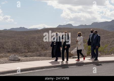 Boulder City, Usa. Oktober 2021. US-Vizepräsidentin Kamala Harris besucht den Aussichtspunkt bei Sonnenuntergang, während er am Montag, den 18. Oktober 2021, den Lake Mead in Boulder City, Nevada, USA, besichtigt. Harris plädert für Investitionen in die Widerstandsfähigkeit des Klimas durch die Verabschiedung der Build Back Better Agenda und des überparteilichen Infrastrukturdeals und betont, dass Wasserknappheit sich auf die Landwirte, die Nahrungsmittelversorgung und die Wirtschaft auswirken kann. Fotograf: Bridget Bennett/Pool/Sipa USA Kredit: SIPA USA/Alamy Live News Stockfoto