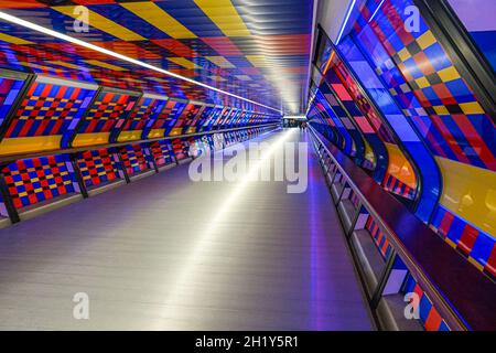 Fasziniert von Colour Colourful illuminated Installation von Camille Walala auf der Adams Plaza Bridge in Canary Wharf, London England Großbritannien Stockfoto