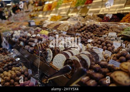 Nahaufnahme der verschiedenen leckeren Schokoladenüberkumpels auf dem Markt in Barcelona Stockfoto