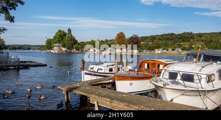 Boote, die auf der Themse bei Henley on Thames in Oxfordshire, England, vertäut sind Stockfoto