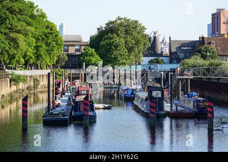 Drei Mühlen Wohn Liegeplätze auf drei Mühlen Wand Fluss Weir, London England Vereinigtes Königreich UK Stockfoto