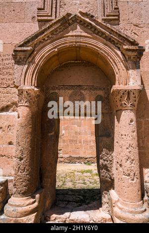 Eines der frühesten erhaltenen christlichen Denkmäler in Armenien - Yererouk Basilika aus dem 4. Jahrhundert in der armenischen Provinz Shirak Stockfoto