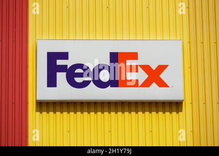 Fedex Zeichen außerhalb Distribution Center in London, England Vereinigtes Königreich Großbritannien Stockfoto