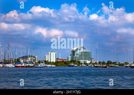 Cardiff Bay vom Meer aus mit St. David's Hotel & Booten, die an blauem Himmel mit Wolken festgemacht sind, die von pinkfarbenem Kopierraum getönt sind Wales UK Stockfoto