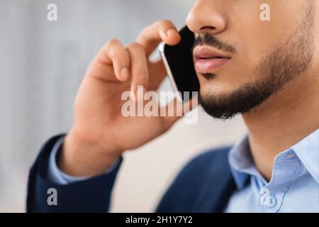 Geschäftsanruf. Nahaufnahme Eines Jungen Mannes Aus Dem Nahen Osten, Der Auf Dem Mobiltelefon Spricht Stockfoto
