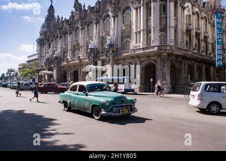1951 Buick Special auf dem Paseo de Marti mit barockem Revival Gran Teatro de la Habana hinten und Neonschild für das Hotel Inglaterra rechts sichtbar. Kuba. Stockfoto