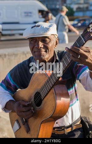 Kubanischer Straßenmusiker spielt akustische Gitarre. Havanna, La Habana, Kuba. Stockfoto