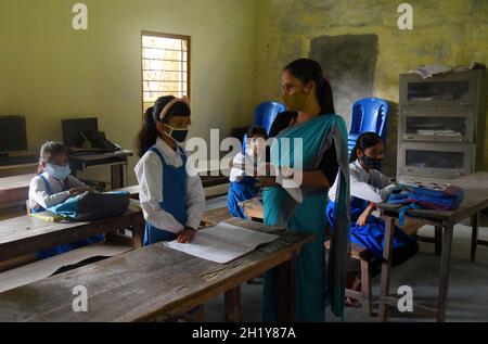 Guwahati, Guwahati, Indien. Oktober 2021. Ein Lehrer nimmt Klasse VII nach der Schule wieder geöffnet von heute, die ab April 2021 wegen COVID-19 Pandemien an der Chamata Government Girls High School im Nalbari Bezirk von Assam India am Dienstag, den 19. Oktober 2021 geschlossen wurde. (Bild: © Dasarath Deka/ZUMA Press Wire) Stockfoto