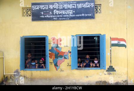 Guwahati, Guwahati, Indien. Oktober 2021. Die Schüler teilen sich einen Moment im Klassenzimmer, nachdem die Schule von heute an eröffnet wurde, die am Dienstag, dem 19. Oktober 2021, aufgrund von COVID-19-Pandemien an einer staatlichen Grundschule im Nalbari-Bezirk in Assam Indien, ab April 2021 geschlossen wurde. (Bild: © Dasarath Deka/ZUMA Press Wire) Stockfoto