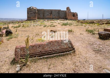 Eines der frühesten erhaltenen christlichen Denkmäler in Armenien - Yererouk Basilika aus dem 4. Jahrhundert in der armenischen Provinz Shirak Stockfoto