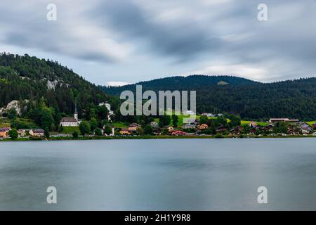 Langzeitbelichtung bz See, Schweizer alpen und Kathedrale in Le Pond, Schweiz Stockfoto