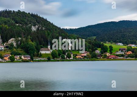 Langzeitbelichtung bz See, Schweizer alpen und Kathedrale in Le Pond, Schweiz Stockfoto