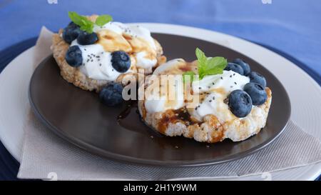 Gesundes Frühstück: Sandwiches mit Frischkäse und Heidelbeeren Stockfoto