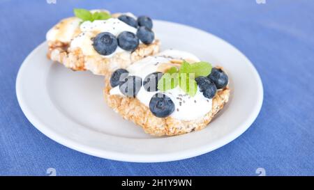 Gesundes Frühstück: Sandwiches mit Frischkäse und Heidelbeeren Stockfoto