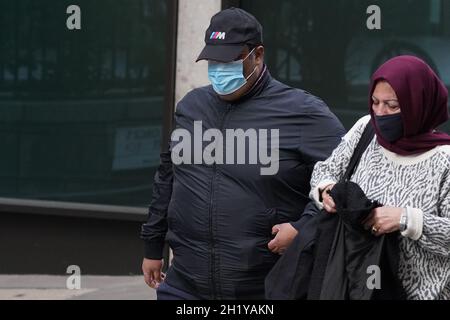 Hassan Nasser Al-Thani, 41, kommt im Old Bailey in London an, wo er scheinbar angeklagt ist, durch gefährliches Fahren den Tod verursacht zu haben. Al-Thani soll am 22 2019. August den 66-jährigen Charles Roberts am Steuer eines purpurnen Rolls-Royce Wraith in der Nähe des Buckingham Palace getötet haben. Bilddatum: Dienstag, 19. Oktober 2021. Stockfoto