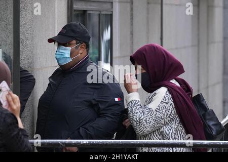 Hassan Nasser Al-Thani, 41, kommt im Old Bailey in London an, wo er scheinbar angeklagt ist, durch gefährliches Fahren den Tod verursacht zu haben. Al-Thani soll am 22 2019. August den 66-jährigen Charles Roberts am Steuer eines purpurnen Rolls-Royce Wraith in der Nähe des Buckingham Palace getötet haben. Bilddatum: Dienstag, 19. Oktober 2021. Stockfoto