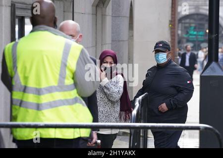 Hassan Nasser Al-Thani, 41, kommt im Old Bailey in London an, wo er scheinbar angeklagt ist, durch gefährliches Fahren den Tod verursacht zu haben. Al-Thani soll am 22 2019. August den 66-jährigen Charles Roberts am Steuer eines purpurnen Rolls-Royce Wraith in der Nähe des Buckingham Palace getötet haben. Bilddatum: Dienstag, 19. Oktober 2021. Stockfoto